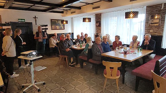 a__Stammtisch_m._Vortrag_von_Eva_Winzer_u._Maria_Wakolbinger_zum_Thema_Ernährung_und_was_der_Körper_braucht.jpg